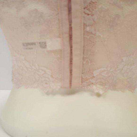 Hand beaded pastel pink cap sleeve lace crop top. - Picture 5 of 9